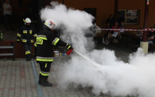 gaszenie pożaru kontrolowanego przez strażaków