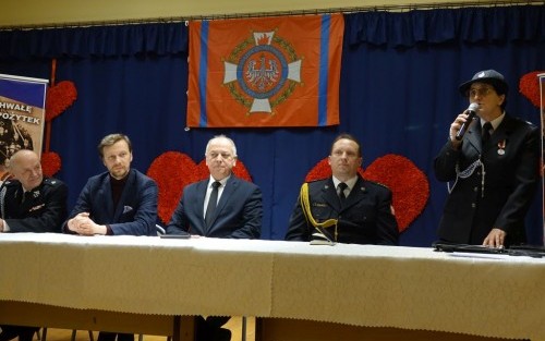 Wójt Gminy Dębno Wiesław Kozłowski ze strażakami